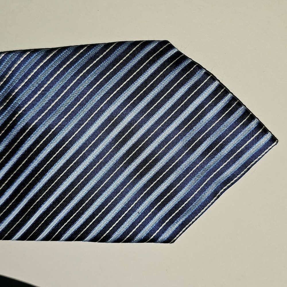 Liz Claiborne Men's 100% Silk Tie - Picture 2 of 6